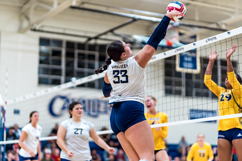 Kamryn Wolf playing volleyball